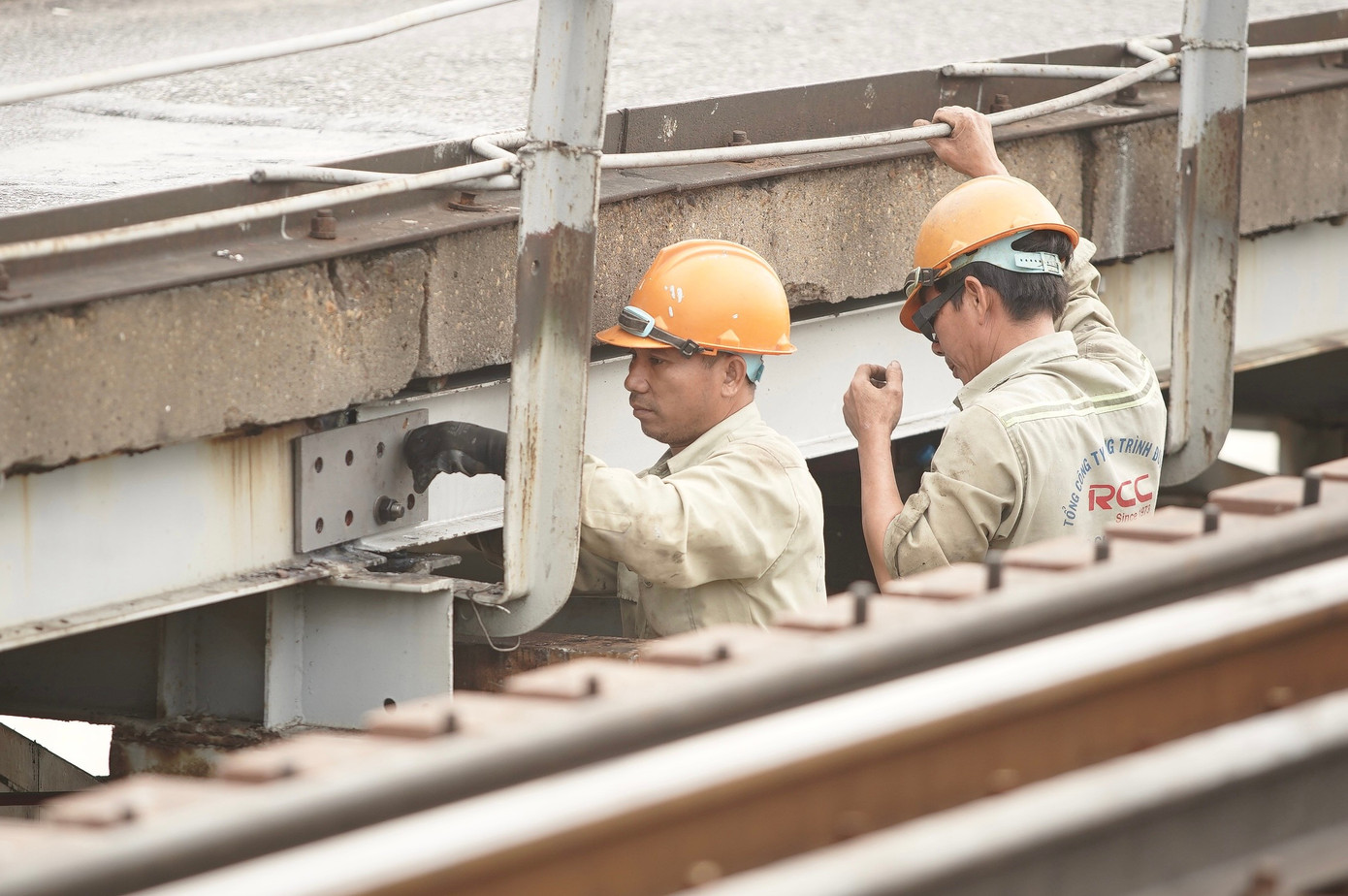 Cầu Long Biên được quây tôn, hạn chế lưu thông để trùng tu - Ảnh 6