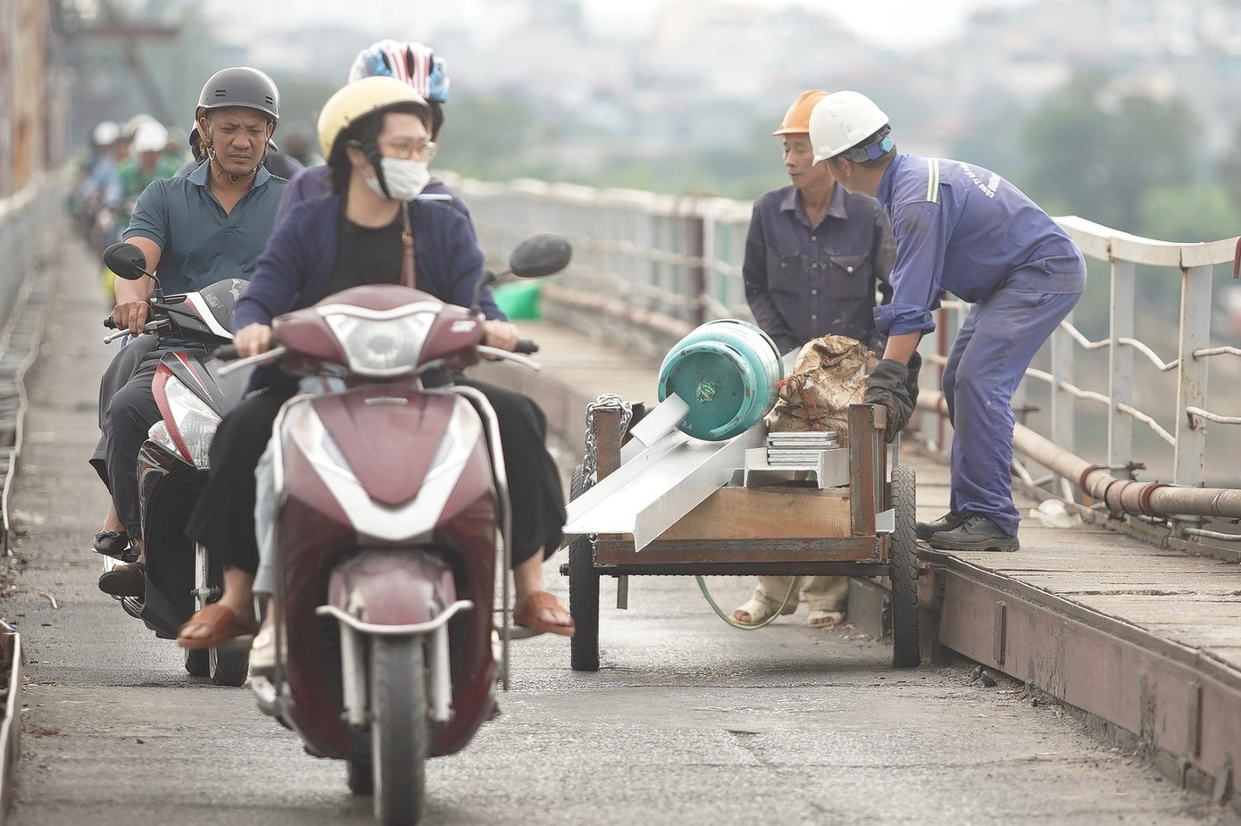 Cầu Long Biên được quây tôn, hạn chế lưu thông để trùng tu - Ảnh 14