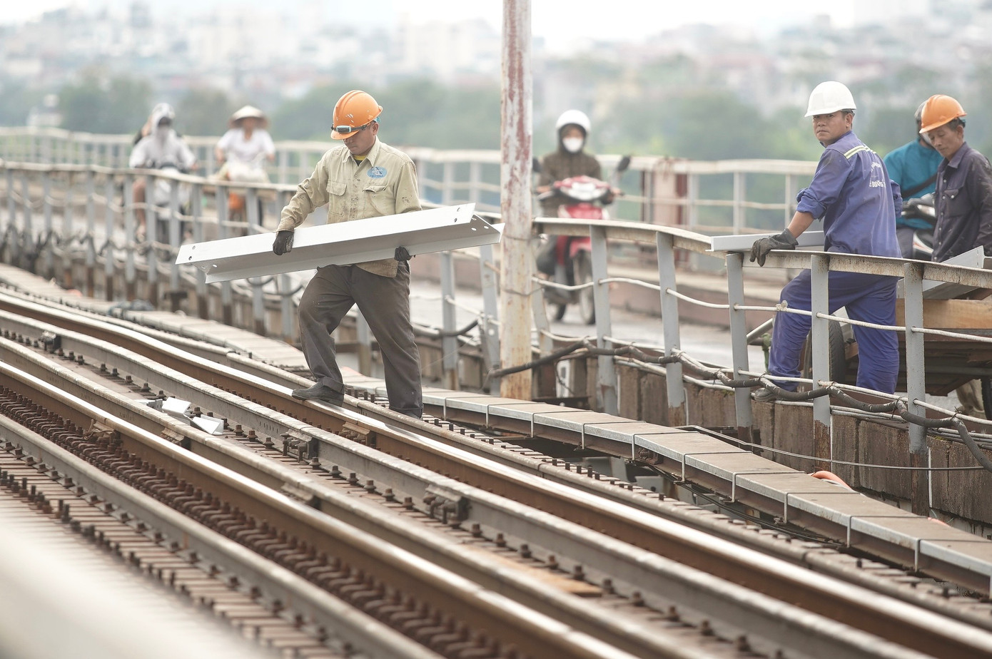 Cầu Long Biên được quây tôn, hạn chế lưu thông để trùng tu - Ảnh 4