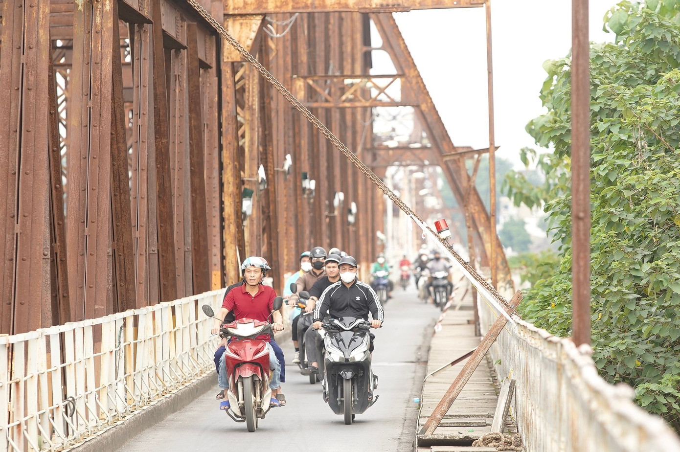 Cầu Long Biên được quây tôn, hạn chế lưu thông để trùng tu - Ảnh 20