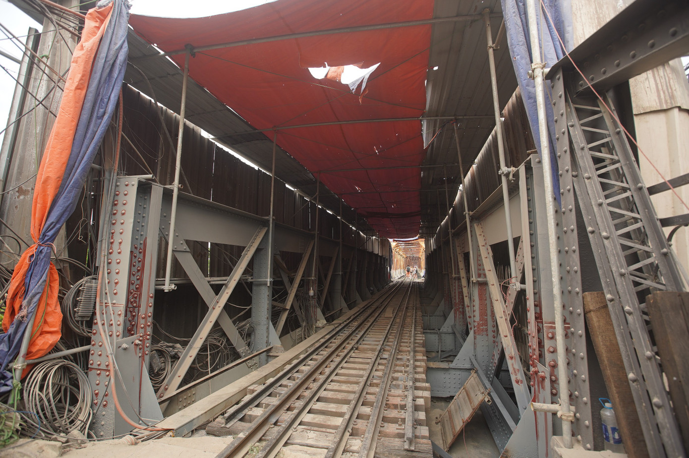 Cầu Long Biên được quây tôn, hạn chế lưu thông để trùng tu - Ảnh 15