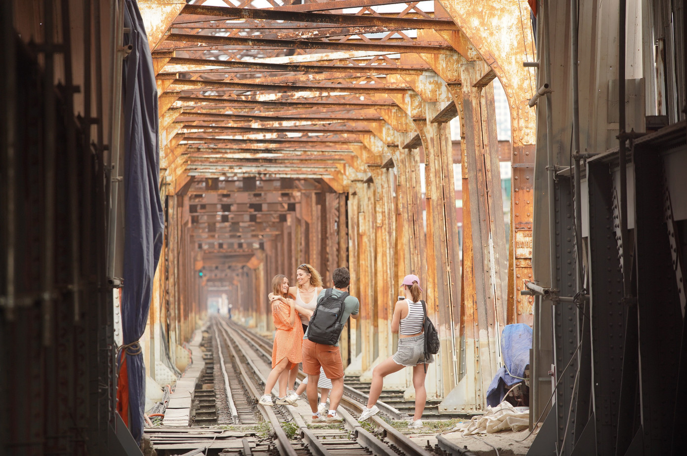 Cầu Long Biên được quây tôn, hạn chế lưu thông để trùng tu - Ảnh 16