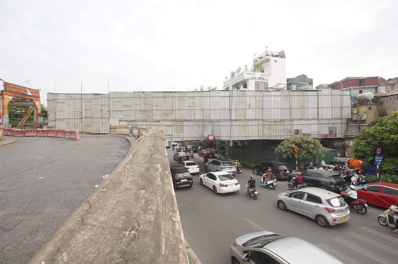 Cầu Long Biên được quây tôn, hạn chế lưu thông để trùng tu - Ảnh 1