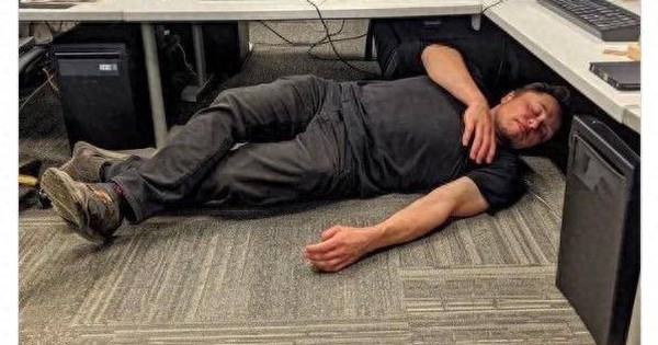 Danh tính của người đàn ông nằm ngủ dưới gầm bàn khiến dân mạng "toát mồ hôi hột"!