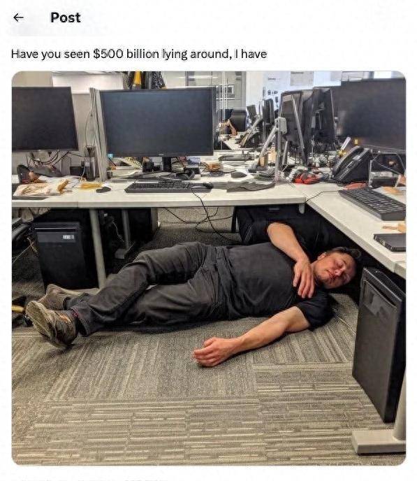 Danh tính của người đàn ông nằm ngủ dưới gầm bàn khiến dân mạng "toát mồ hôi hột"! - Ảnh 1