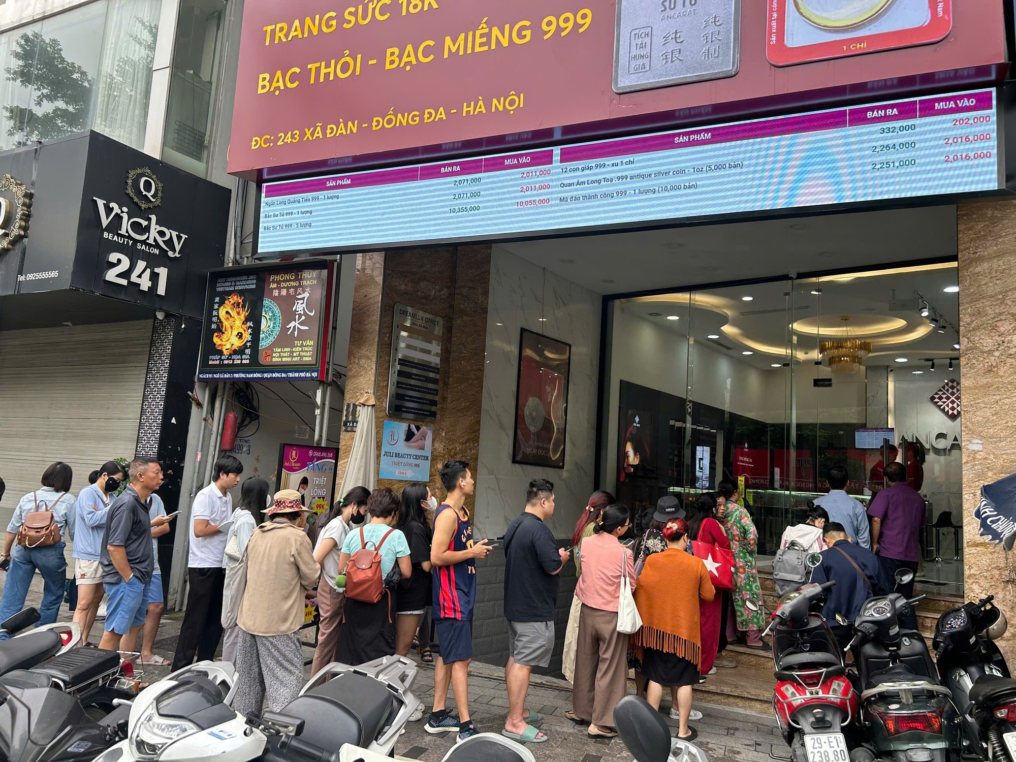 Bạc tăng lên đỉnh mọi thời đại, người Hà Nội xếp hàng mua từ sáng sớm - Ảnh 1