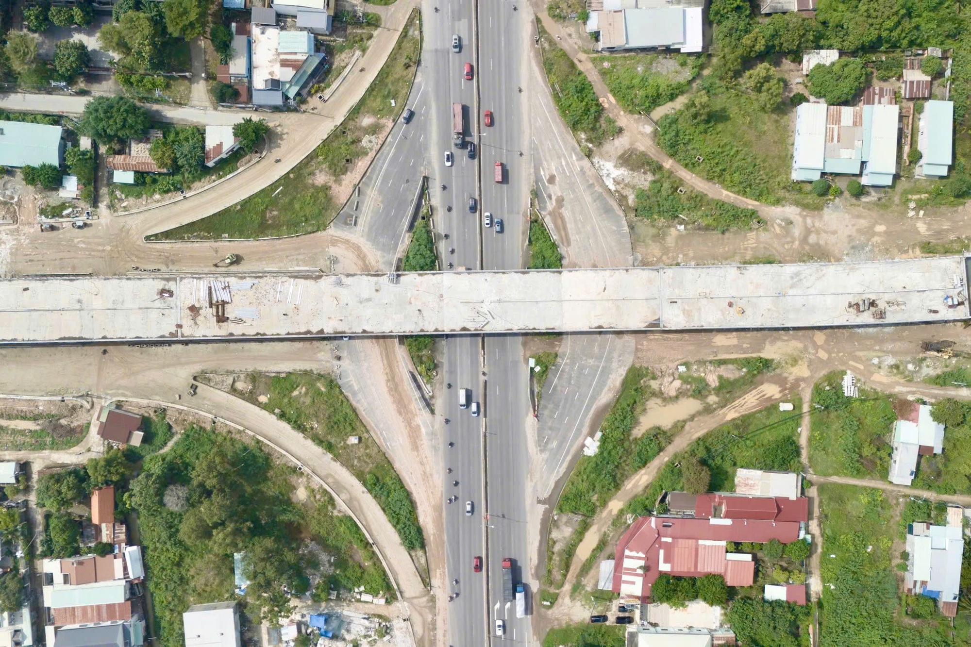 Hình ảnh con đường hơn 3.000 tỉ đồng băng qua đầm lầy đang dần về đích ở TP HCM - Ảnh 3