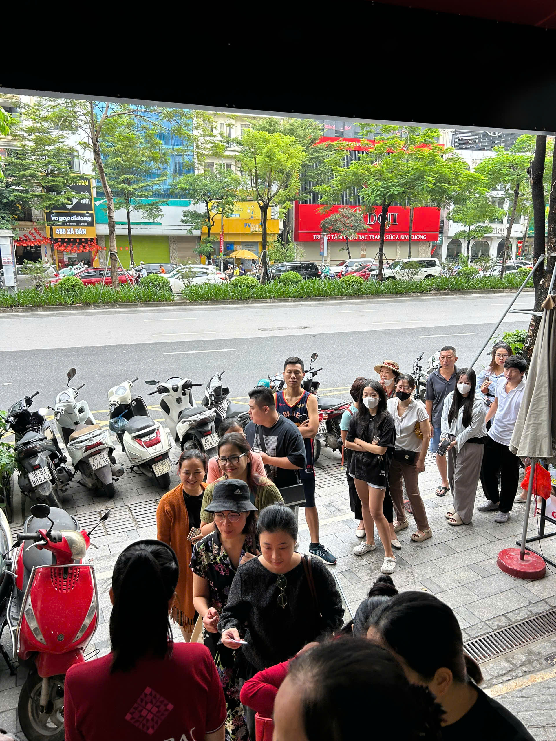 Bạc tăng lên đỉnh mọi thời đại, người Hà Nội xếp hàng mua từ sáng sớm - Ảnh 5