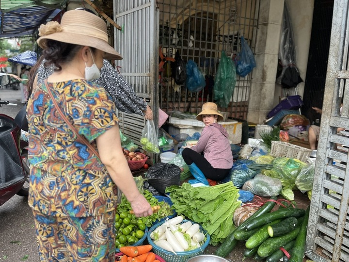 Giá rau xanh ở Hà Nội ‘nhảy múa’, đắt gấp đôi sau bão Bualoi - Ảnh 1