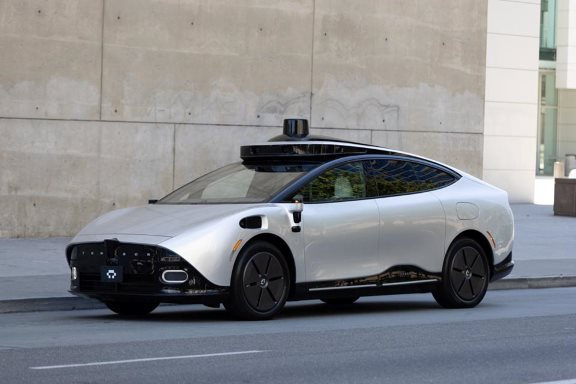 Xe điện tự lái đầu tiên trên thế giới 'Made-by-VinFast' gây tò mò ở Trung Đông - Ảnh 1