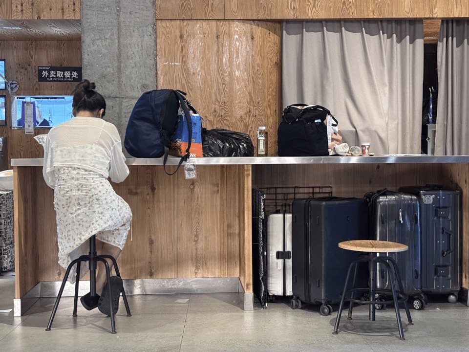 Thế hệ trẻ 'bèo dạt mây trôi' ở Trung Quốc: Tốt nghiệp ra trường đi bán hàng rong, thường xem bói, cầu khấn tâm linh để tìm việc - Ảnh 1