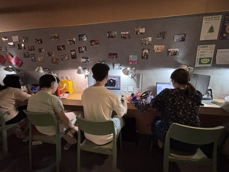 Thế hệ trẻ 'bèo dạt mây trôi' ở Trung Quốc: Tốt nghiệp ra trường đi bán hàng rong, thường xem bói, cầu khấn tâm linh để tìm việc - Ảnh 2