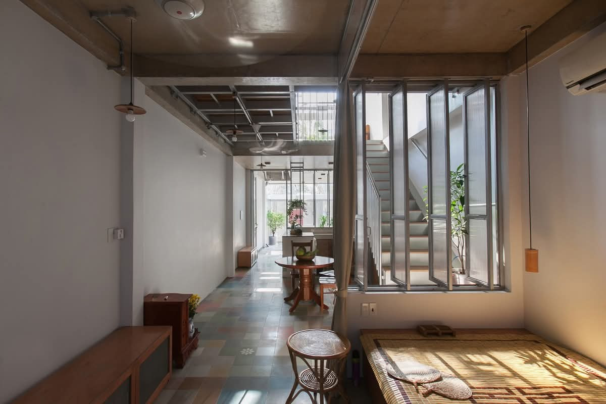 Nhà phố 280m2 sử dụng khoảng thông tầng để làm thoáng - Ảnh 2