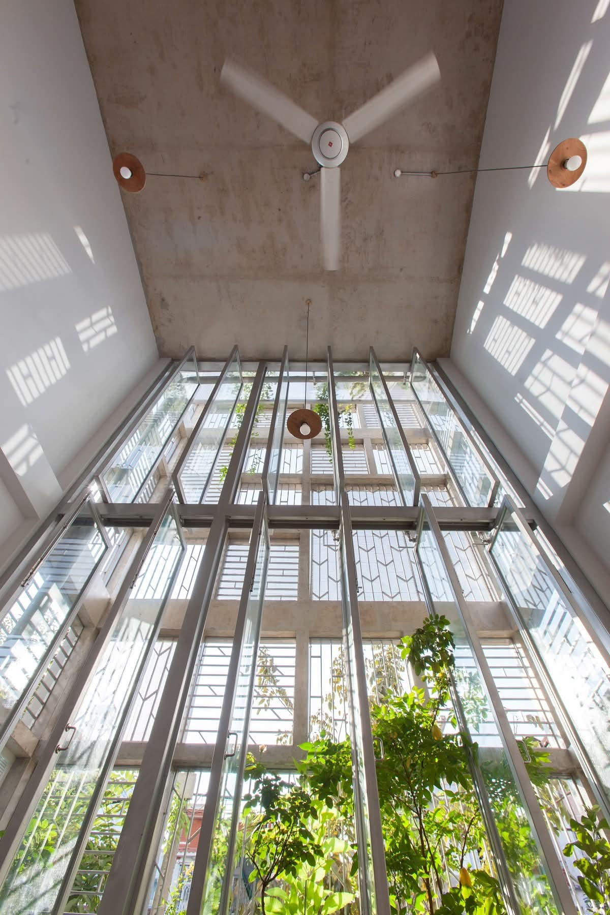 Nhà phố 280m2 sử dụng khoảng thông tầng để làm thoáng - Ảnh 8