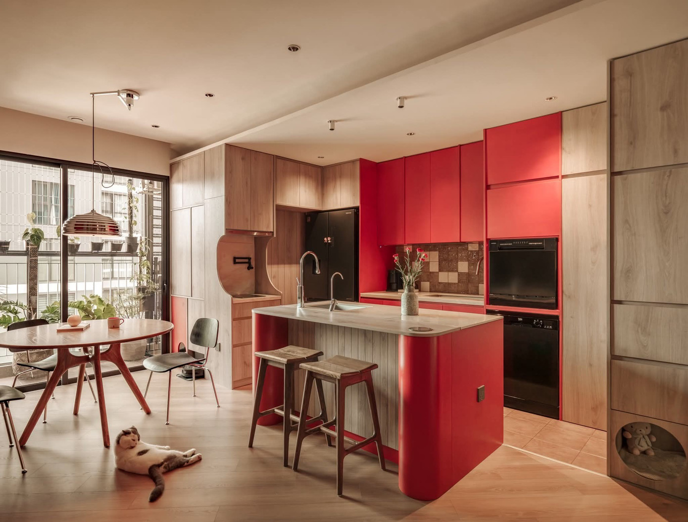 Căn hộ nhỏ 'chơi' màu khác biệt tạo nên không gian ấn tượng - Ảnh 1