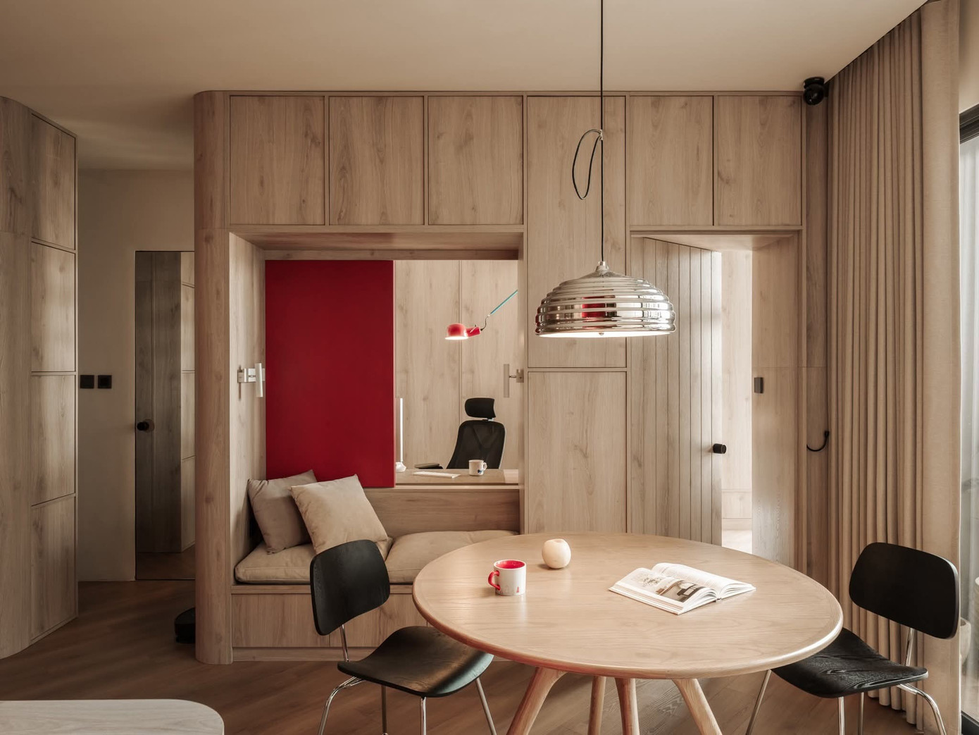 Căn hộ nhỏ 'chơi' màu khác biệt tạo nên không gian ấn tượng - Ảnh 7