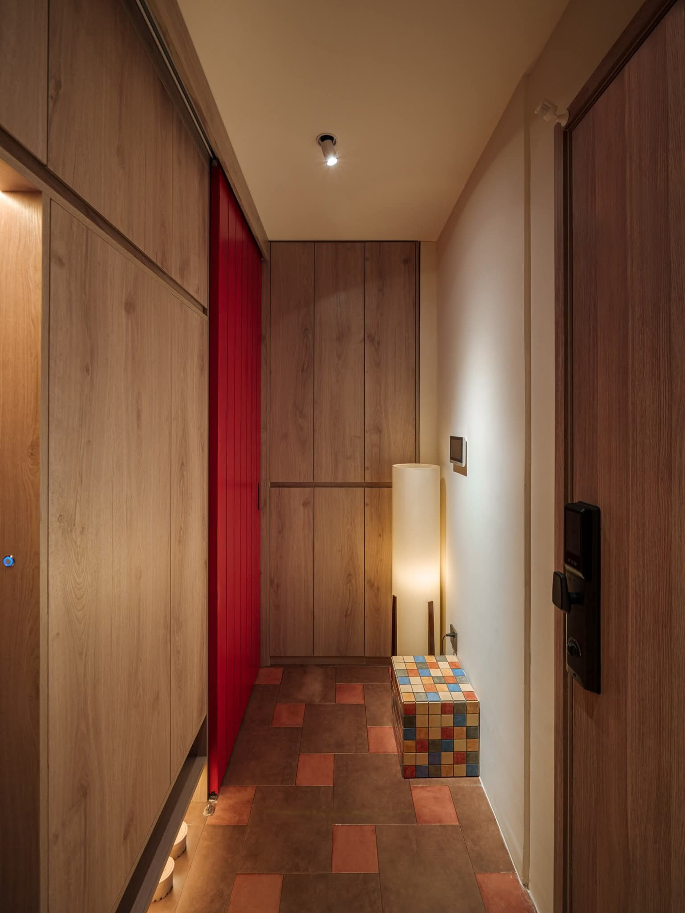 Căn hộ nhỏ 'chơi' màu khác biệt tạo nên không gian ấn tượng - Ảnh 6