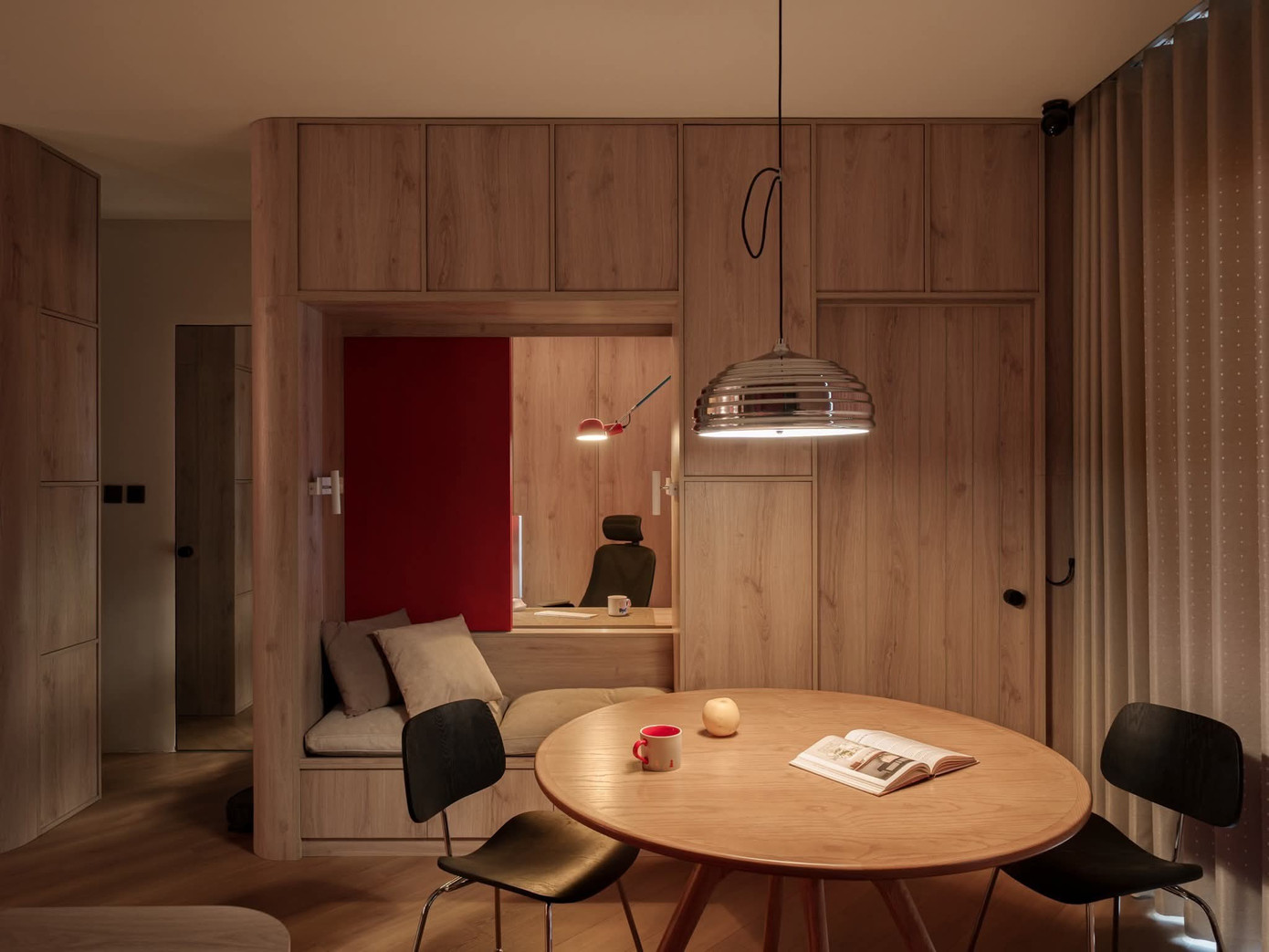 Căn hộ nhỏ 'chơi' màu khác biệt tạo nên không gian ấn tượng - Ảnh 8