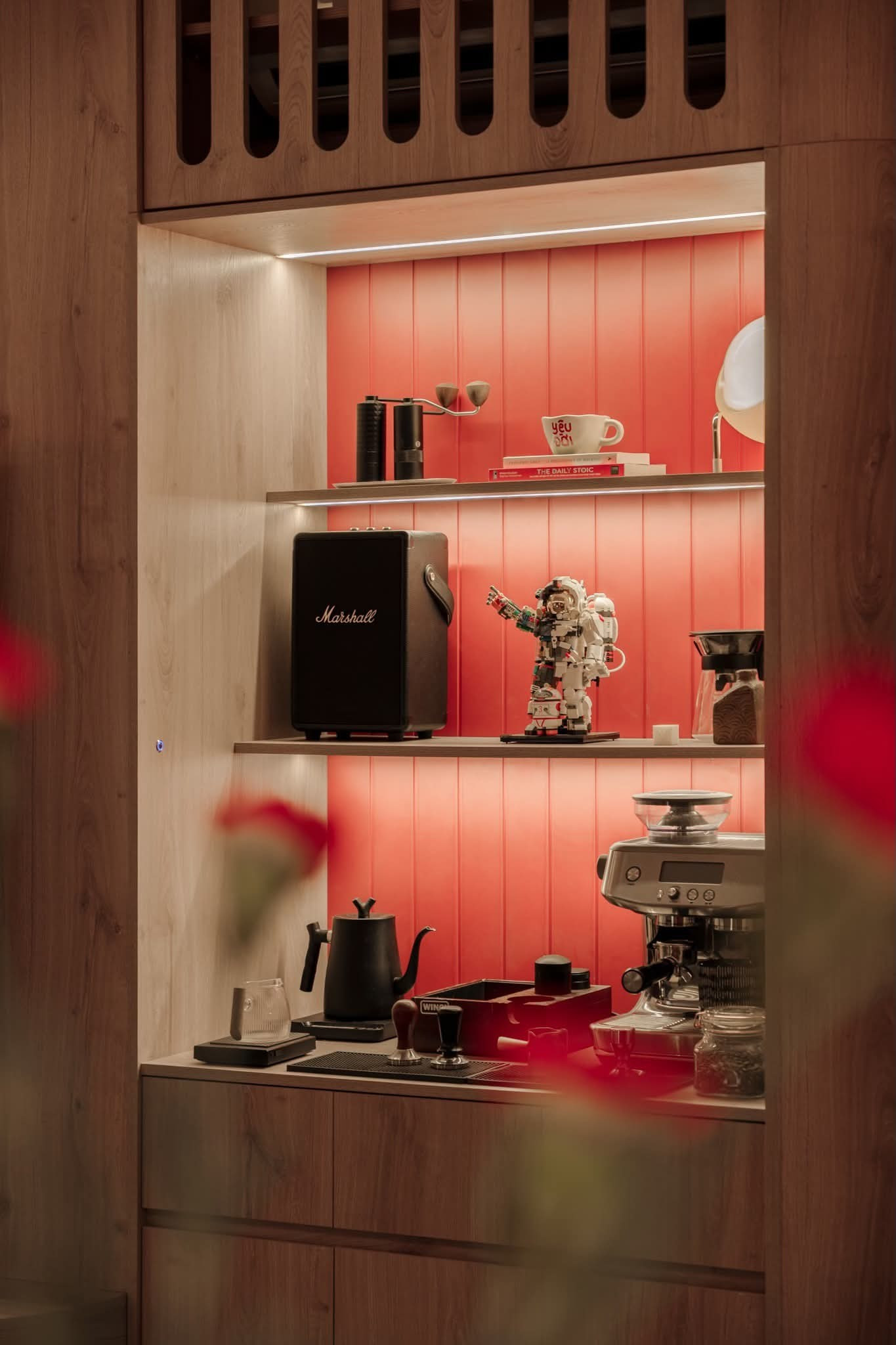 Căn hộ nhỏ 'chơi' màu khác biệt tạo nên không gian ấn tượng - Ảnh 9