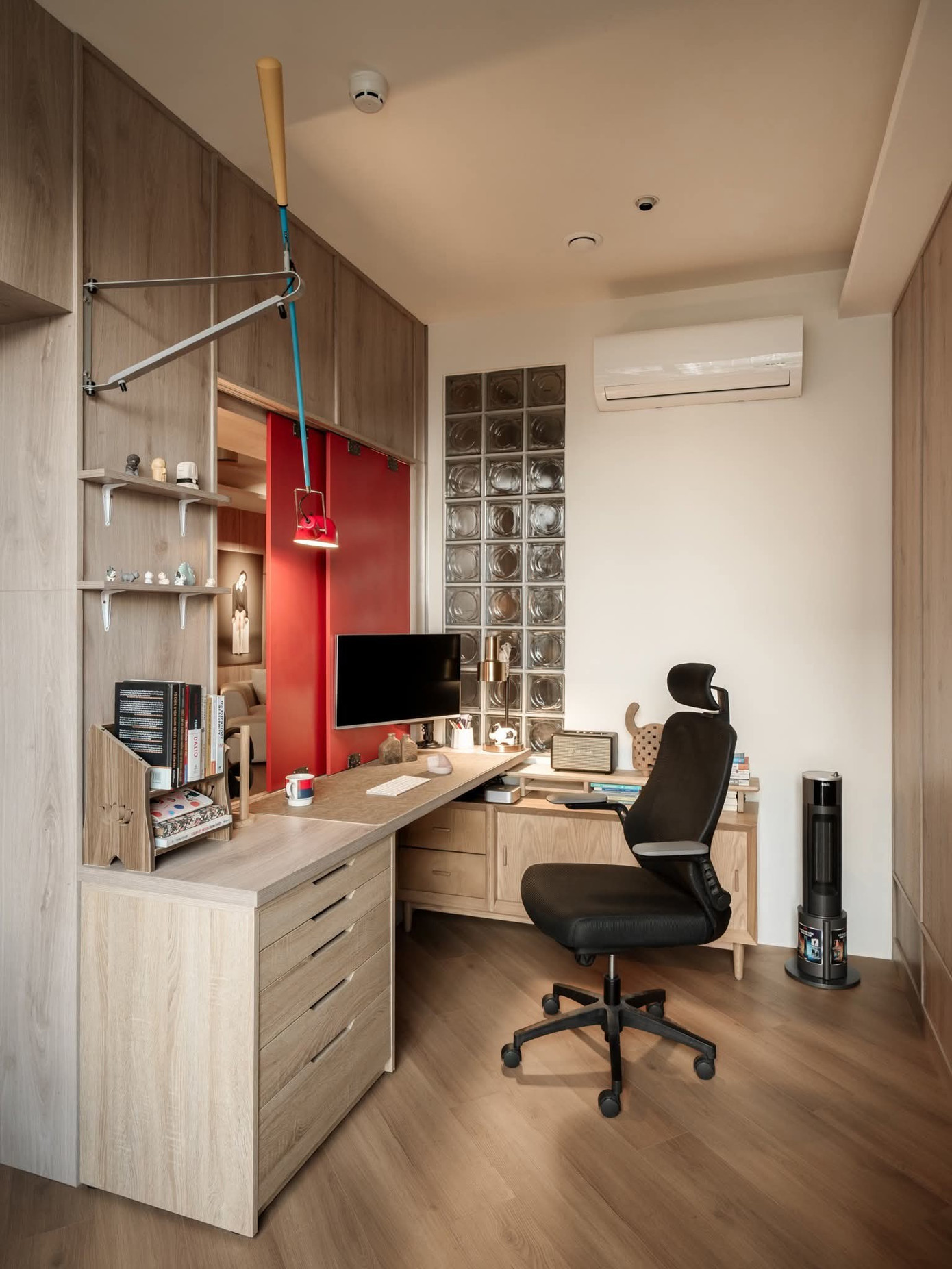 Căn hộ nhỏ 'chơi' màu khác biệt tạo nên không gian ấn tượng - Ảnh 10