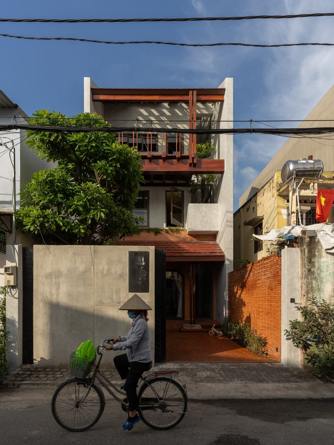 Thiết kế nhà phố đan xen phong cách hiện đại kết hợp với truyền thống - Ảnh 1