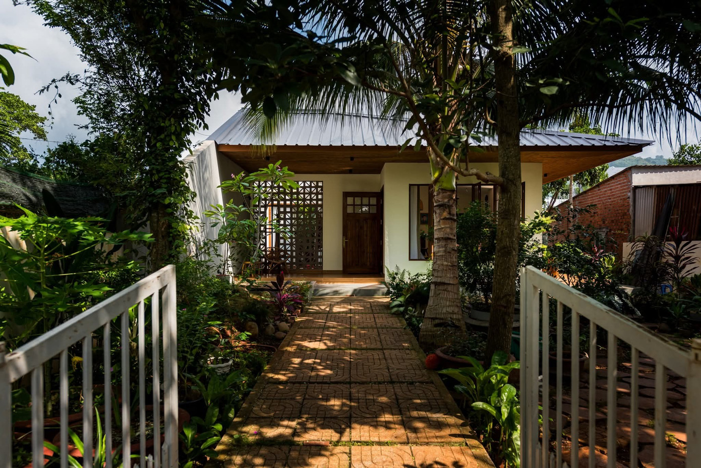 Thiết kế ngôi nhà 80m2 đầy ắp 'ký ức' con gái tặng mẹ - Ảnh 1