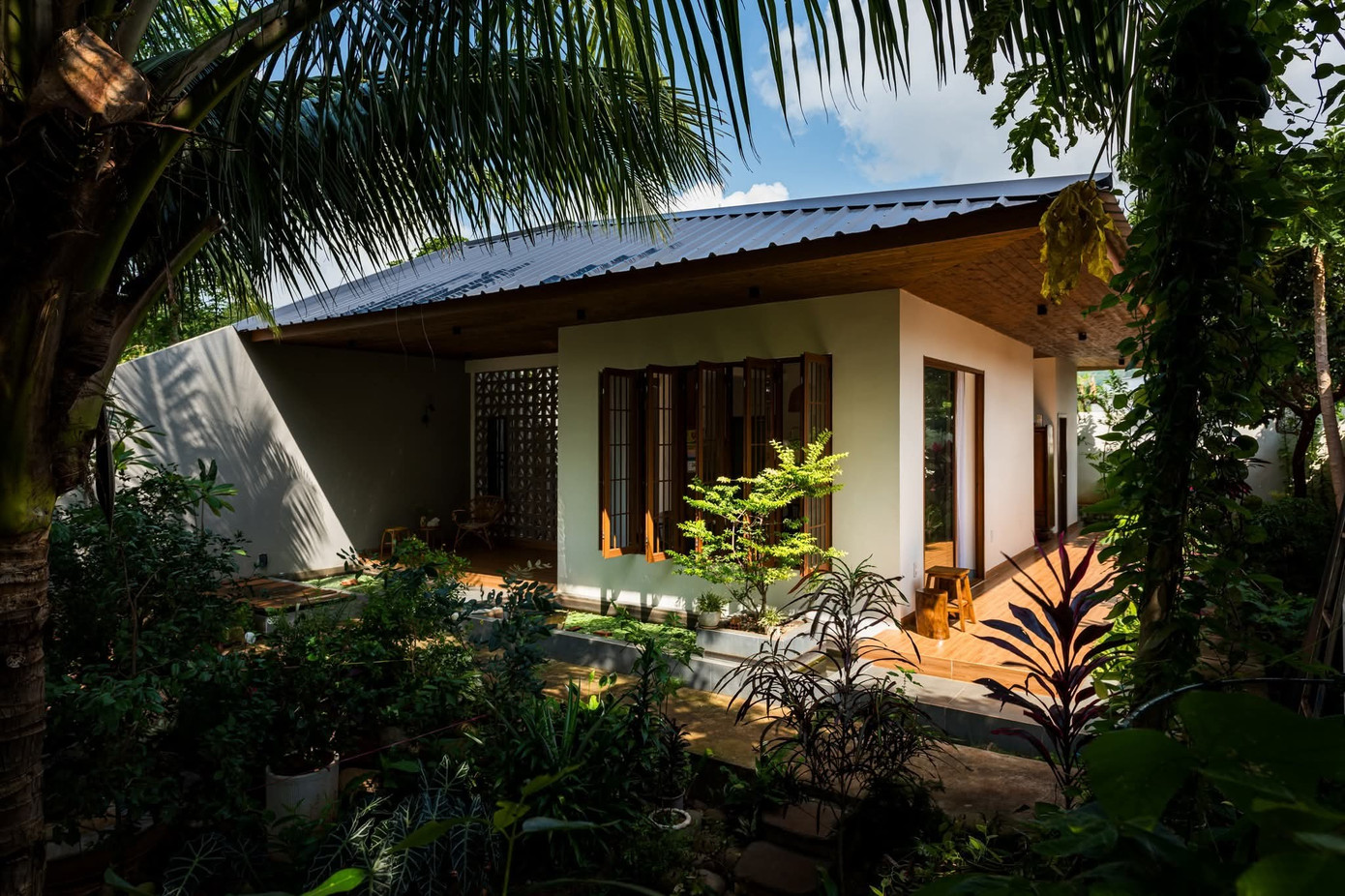 Thiết kế ngôi nhà 80m2 đầy ắp 'ký ức' con gái tặng mẹ - Ảnh 2