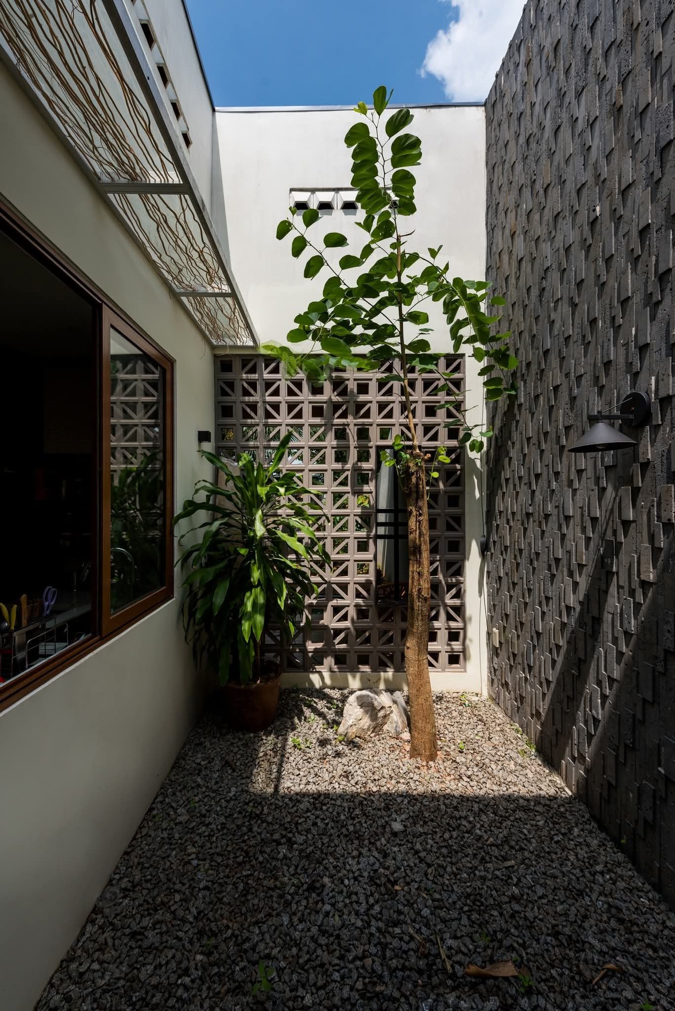 Thiết kế ngôi nhà 80m2 đầy ắp 'ký ức' con gái tặng mẹ - Ảnh 19