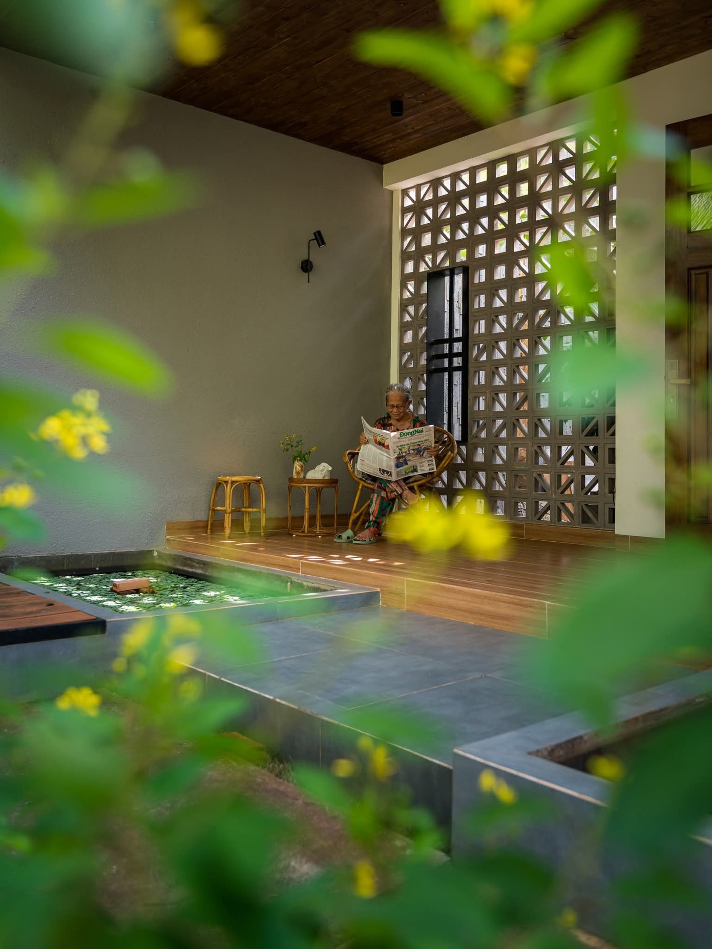 Thiết kế ngôi nhà 80m2 đầy ắp 'ký ức' con gái tặng mẹ - Ảnh 5