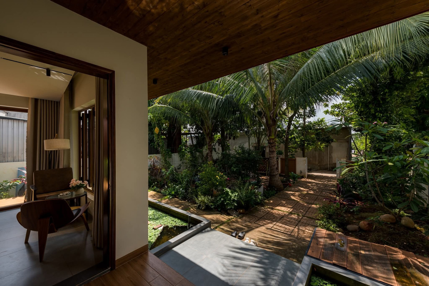 Thiết kế ngôi nhà 80m2 đầy ắp 'ký ức' con gái tặng mẹ - Ảnh 3