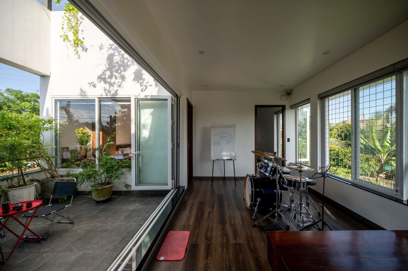 Nhà phố thiết kế mở ngập tràn cây xanh - Ảnh 9