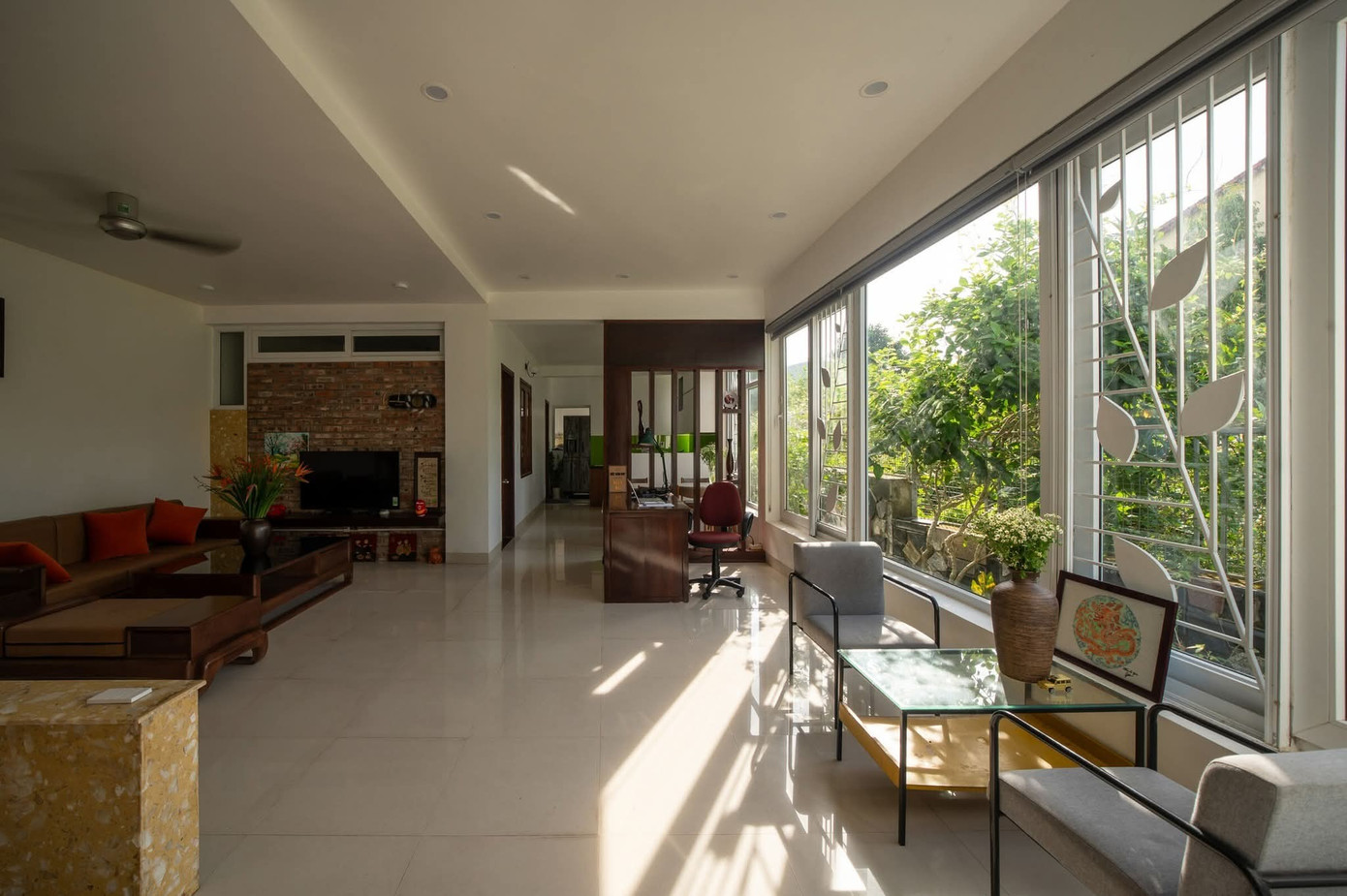 Nhà phố thiết kế mở ngập tràn cây xanh - Ảnh 10