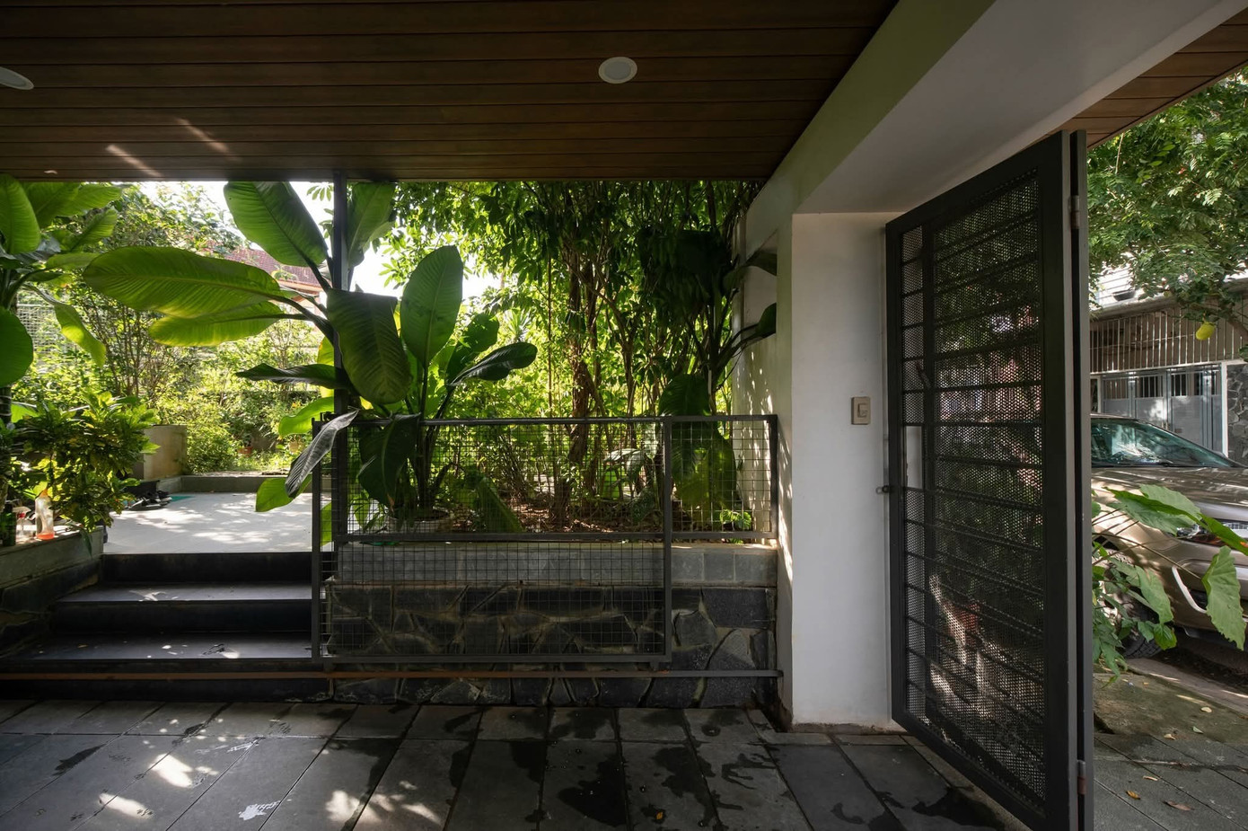 Nhà phố thiết kế mở ngập tràn cây xanh - Ảnh 4