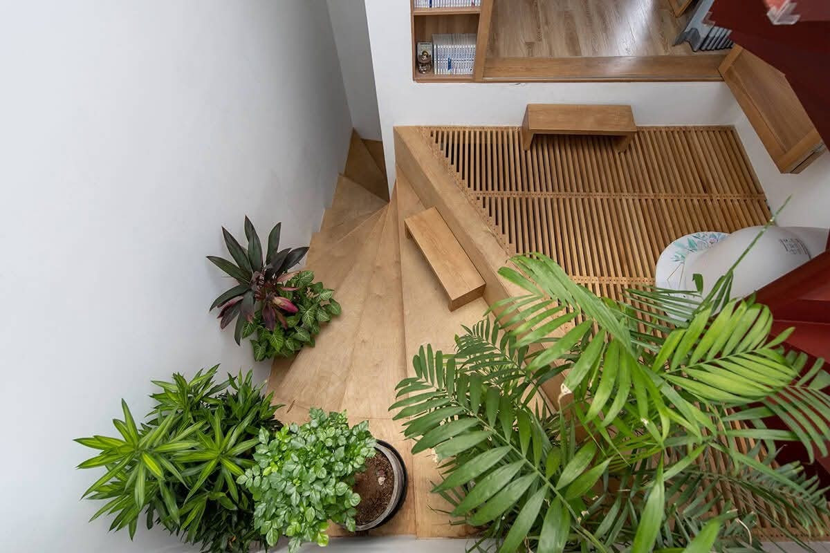 Cầu thang và sân chơi trẻ em thú vị trong nhà ống diện tích nhỏ - Ảnh 6