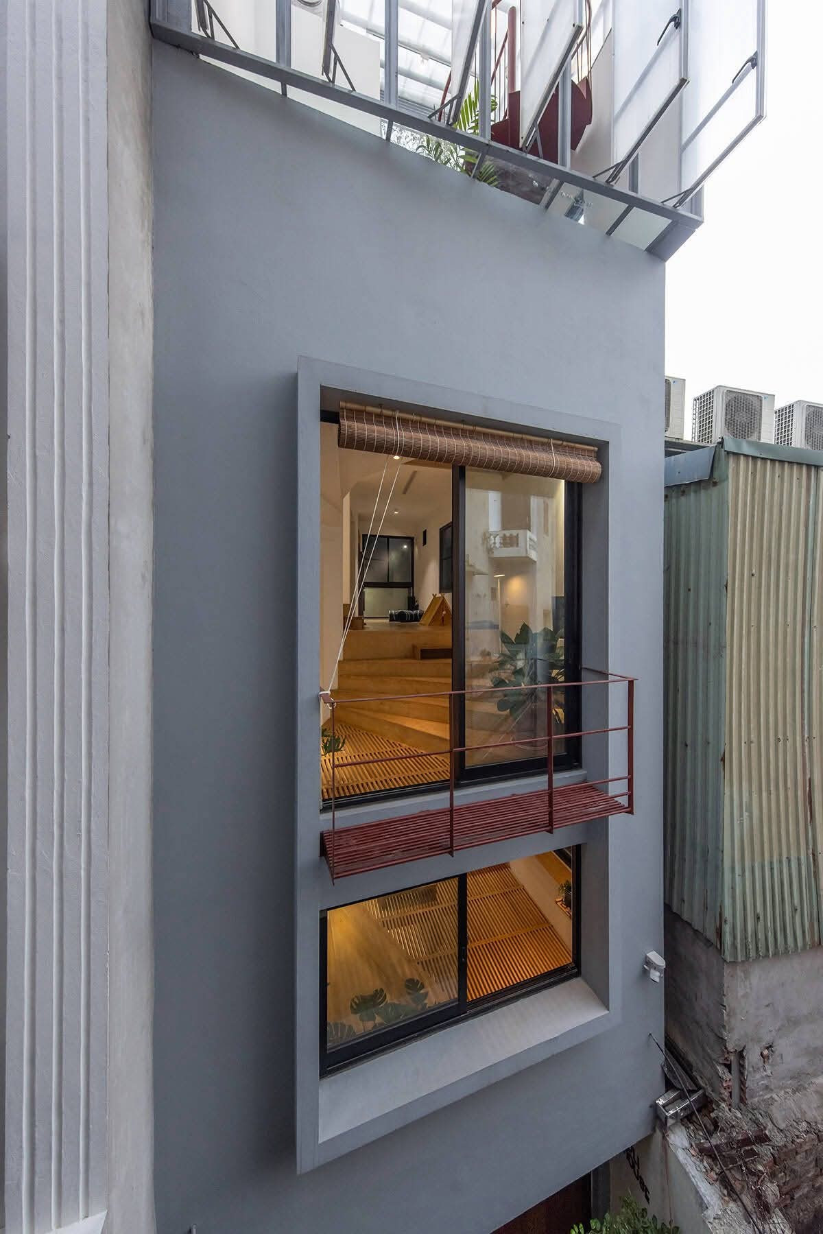 Cầu thang và sân chơi trẻ em thú vị trong nhà ống diện tích nhỏ - Ảnh 3