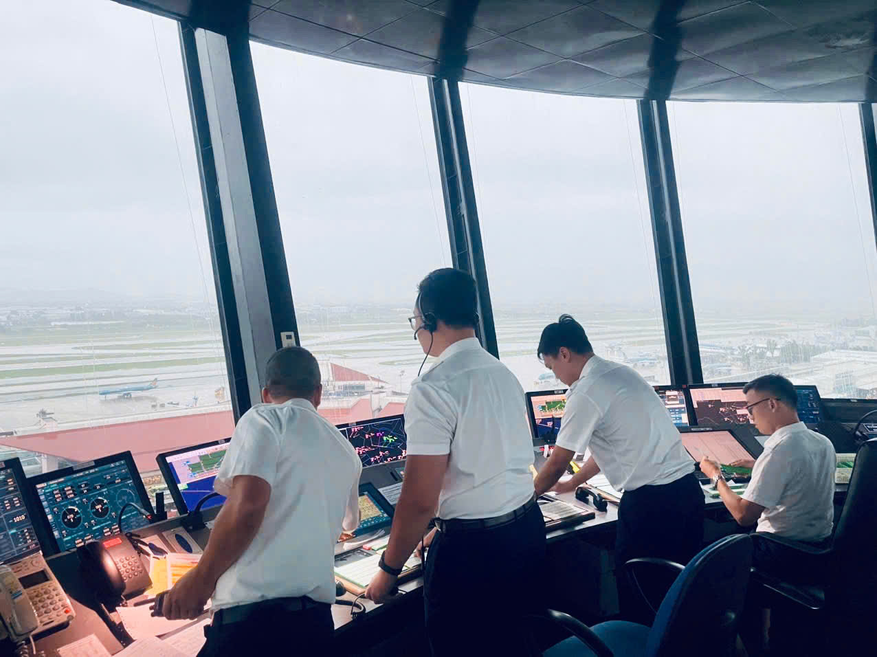 Mưa dông dữ dội kéo dài ngày 30-9 ảnh hưởng nghiêm trọng đến hoạt động bay - Ảnh 2