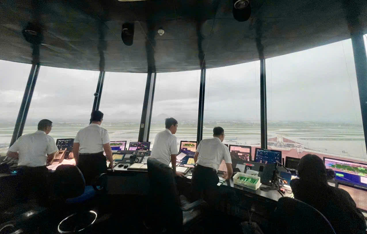 Mưa dông dữ dội kéo dài ngày 30-9 ảnh hưởng nghiêm trọng đến hoạt động bay - Ảnh 1