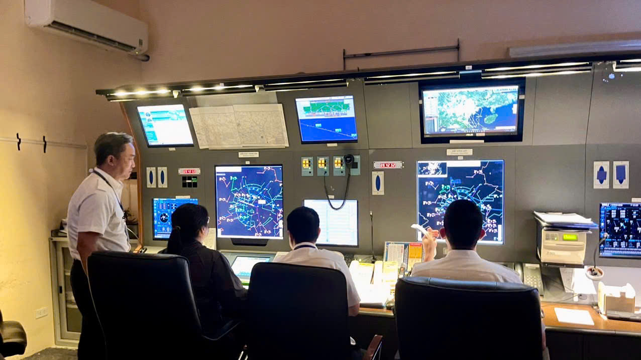 Mưa dông dữ dội kéo dài ngày 30-9 ảnh hưởng nghiêm trọng đến hoạt động bay - Ảnh 3