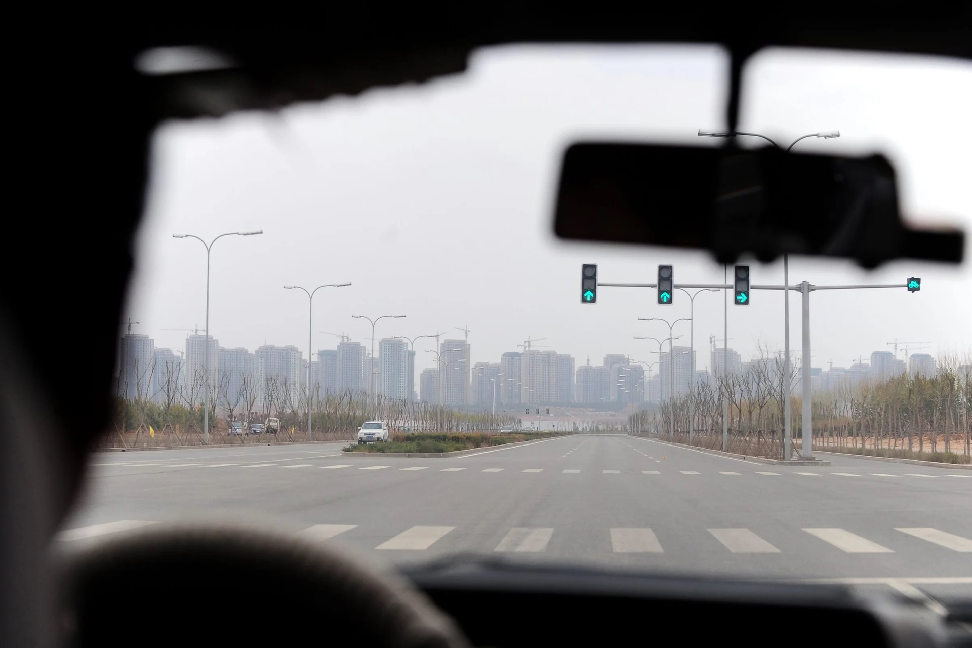 Phát hiện “thành phố ma” ở Trung Quốc: Hiện đại, bề thế mà không bóng người, chỉ có xe tự chạy trên đường - Ảnh 1