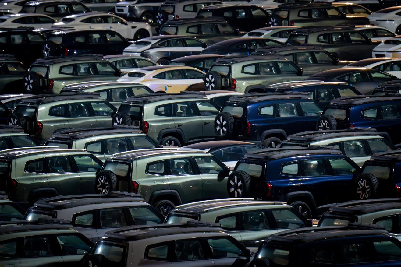 Thế giới cứ tung hô xe điện Trung Quốc lên mây, ai ngờ cảnh tượng thật lại "bệ rạc, thê thảm" thế này - Ảnh 1