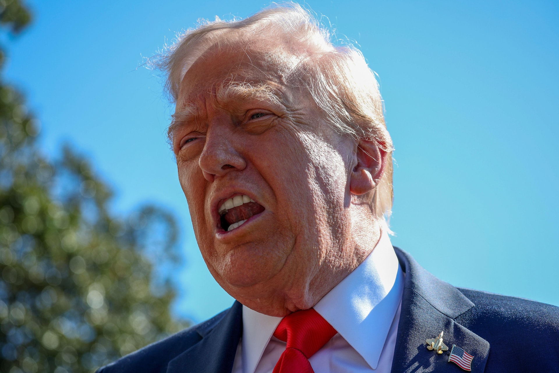 Ông Trump tuyên bố đánh thêm thuế 100% với hàng hoá Trung Quốc, chứng khoán Mỹ "rớt thảm" nhất kể từ khi Mỹ đánh thuế "cả thế giới" - Ảnh 1