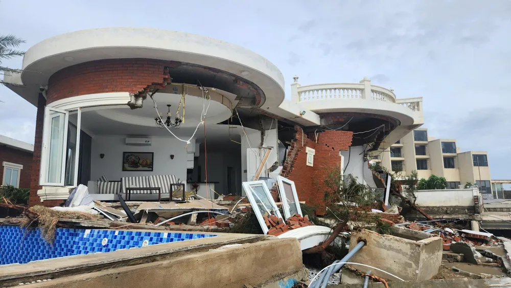 Sở Xây dựng Hà Tĩnh nói gì về vụ nhiều căn villa sát biển đổ sập sau bão số 10? - Ảnh 1