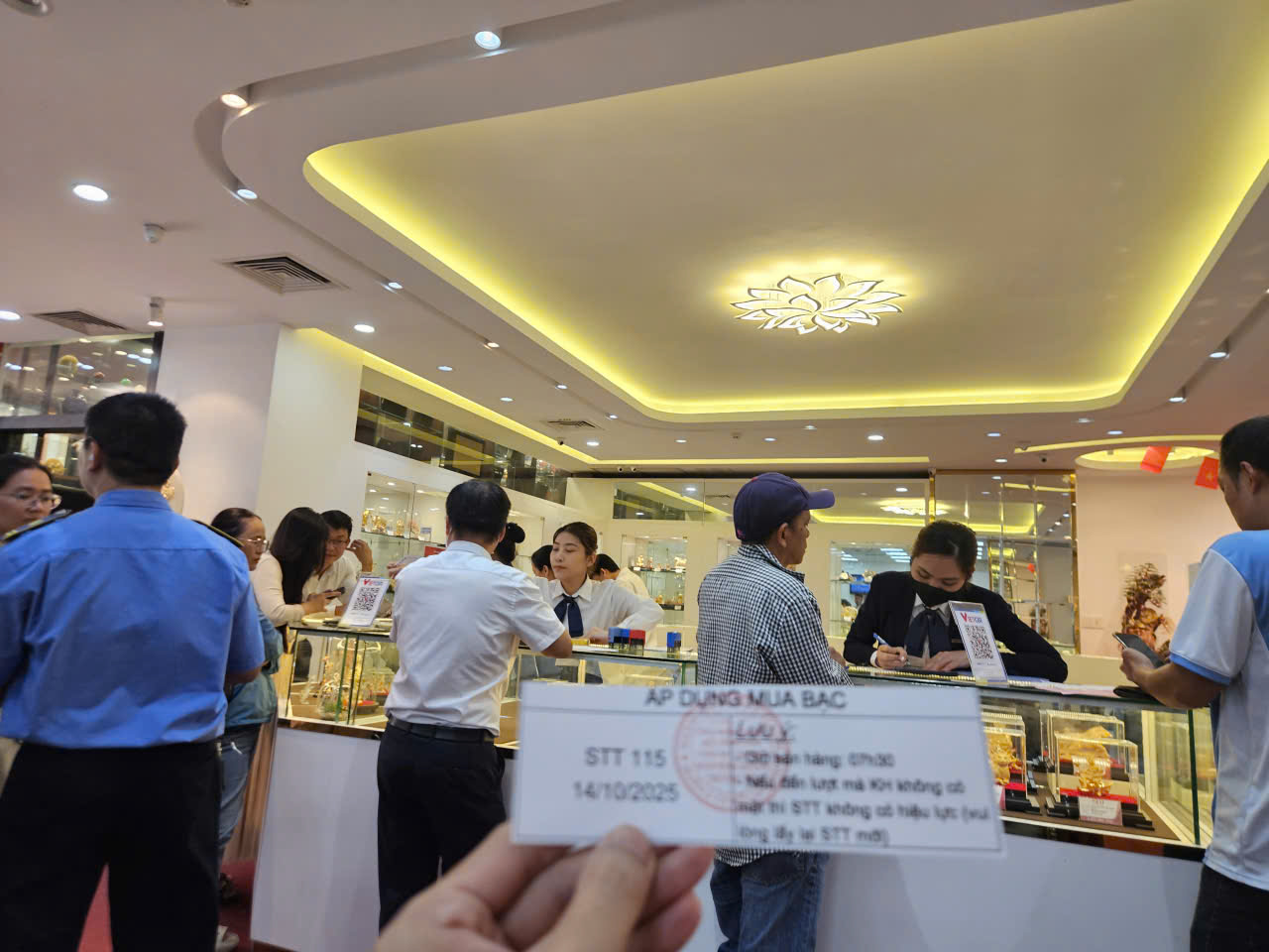 Giá bạc lập kỷ lục, nhiều người vẫn chi cả trăm triệu mua bạc trên giấy - Ảnh 2