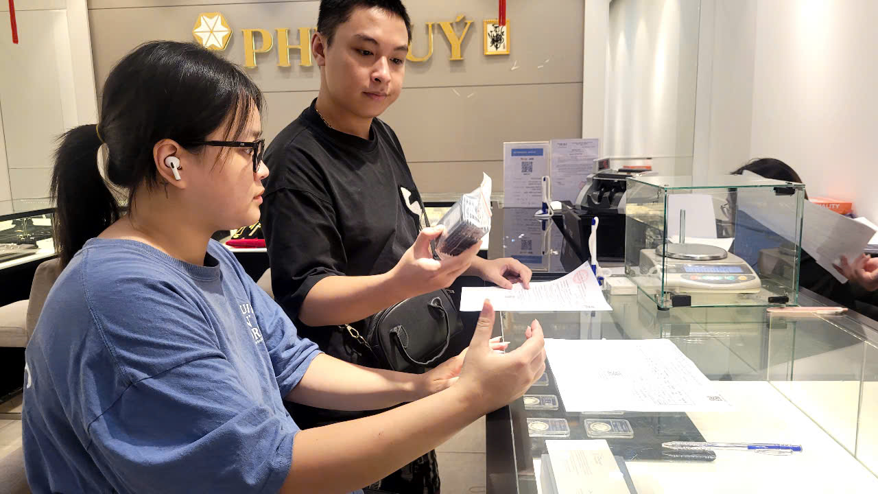 Nhiều thương hiệu dừng nhận đơn bạc tích trữ, chuyện gì đang xảy ra? - Ảnh 1