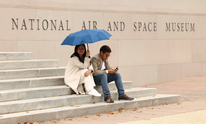 Tòa án Mỹ chặn kế hoạch sa thải nhân viên chính phủ của ông Trump - Ảnh 1