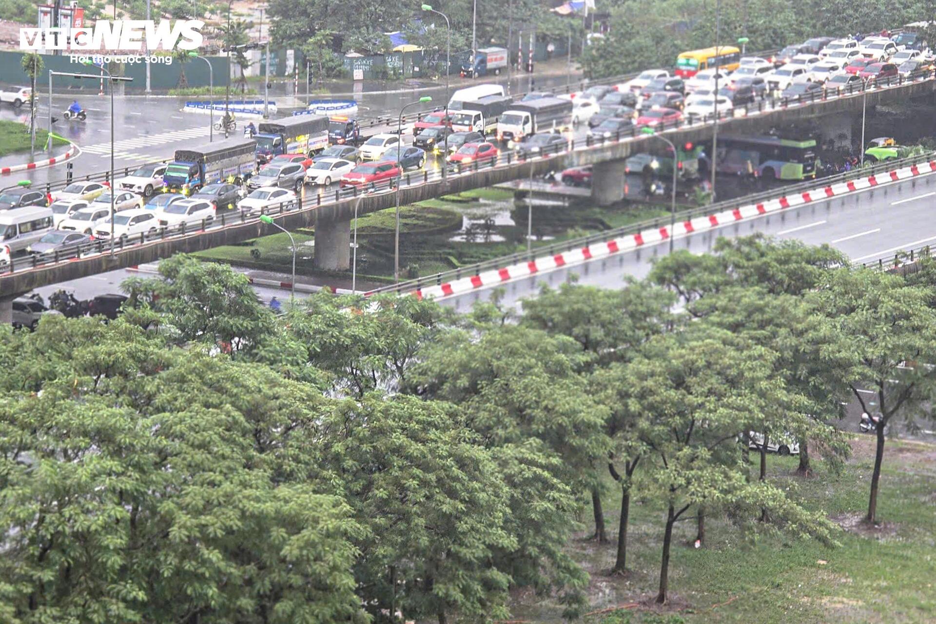 Hà Nội mưa lớn, Đại lộ Thăng Long ngập gần nửa mét, giao thông tê liệt kéo dài - Ảnh 1