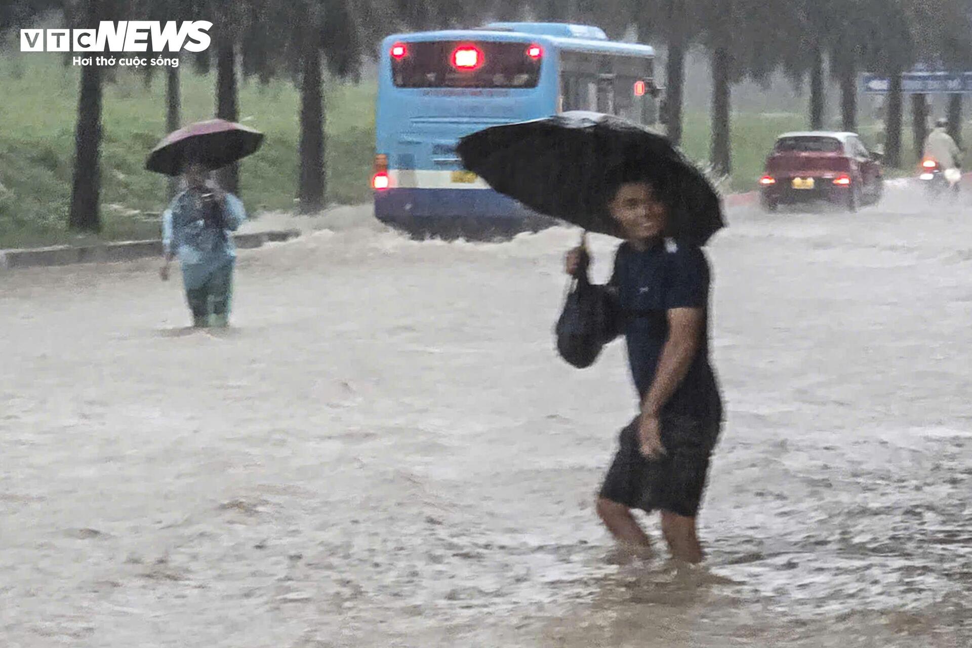 Hà Nội mưa lớn, Đại lộ Thăng Long ngập gần nửa mét, giao thông tê liệt kéo dài - Ảnh 4