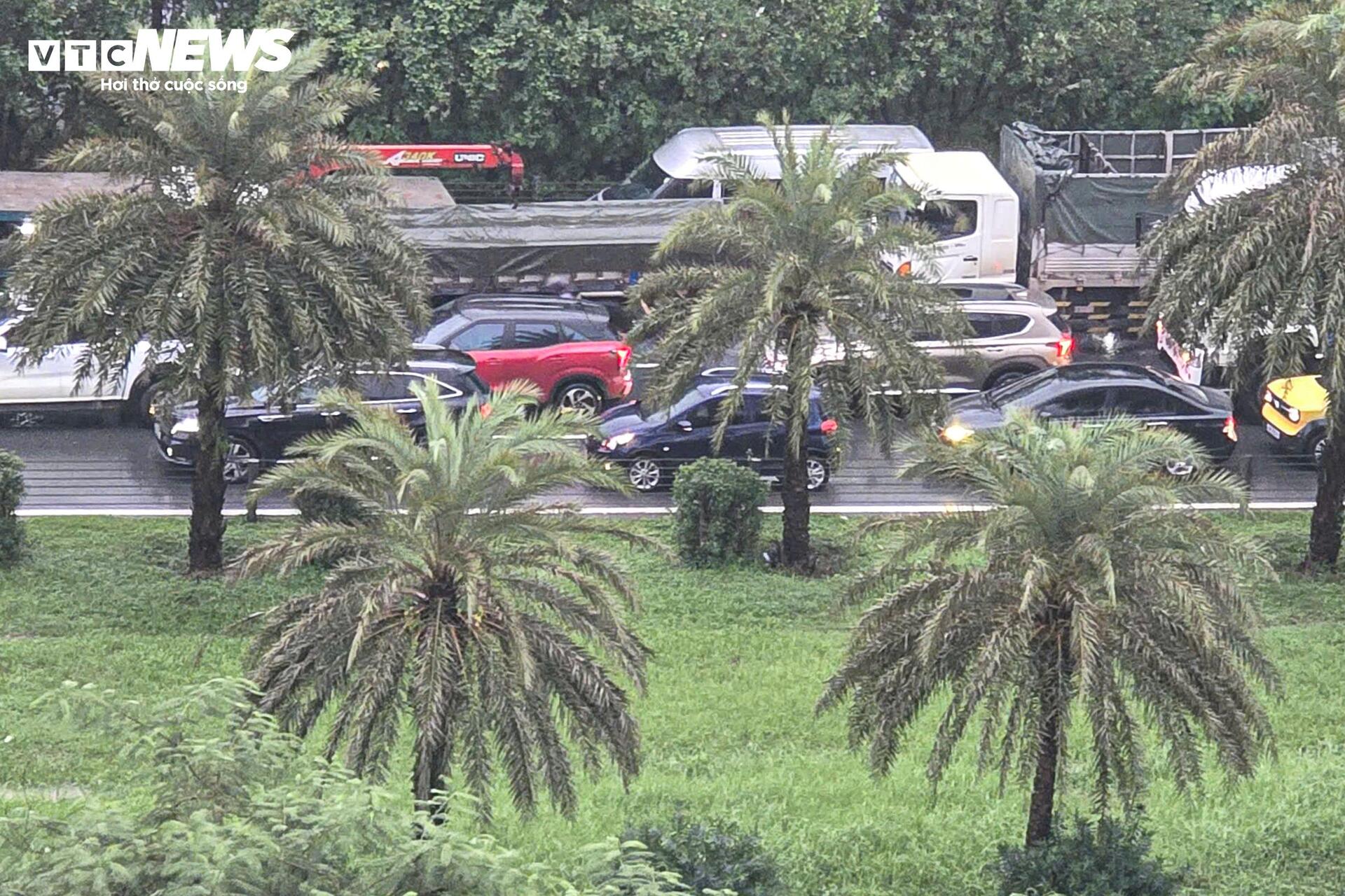 Hà Nội mưa lớn, Đại lộ Thăng Long ngập gần nửa mét, giao thông tê liệt kéo dài - Ảnh 5