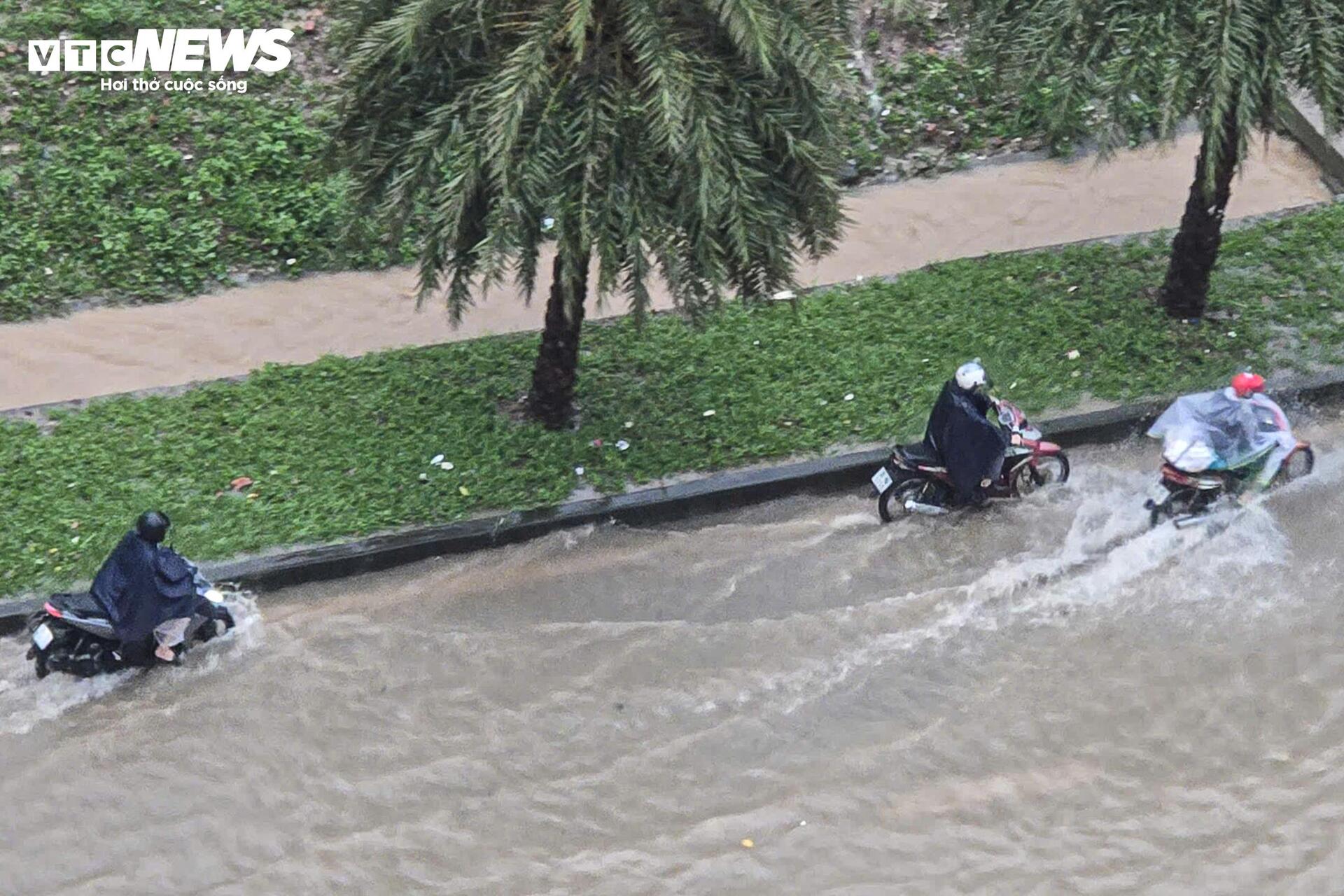 Hà Nội mưa lớn, Đại lộ Thăng Long ngập gần nửa mét, giao thông tê liệt kéo dài - Ảnh 6