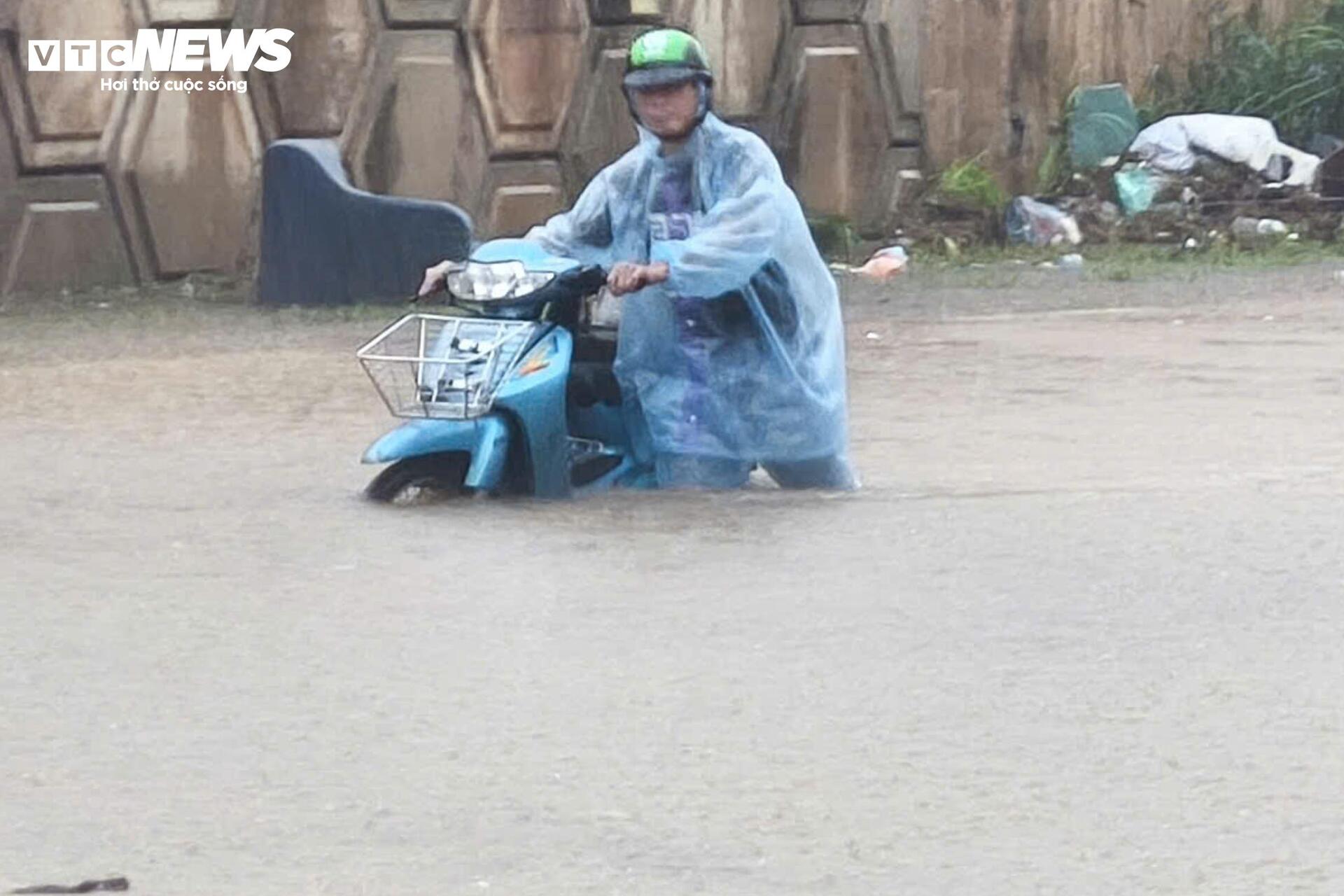 Hà Nội mưa lớn, Đại lộ Thăng Long ngập gần nửa mét, giao thông tê liệt kéo dài - Ảnh 9